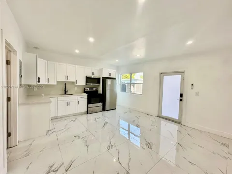 1700 Thomas St #1