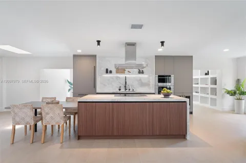 1320 Alhambra Cir
