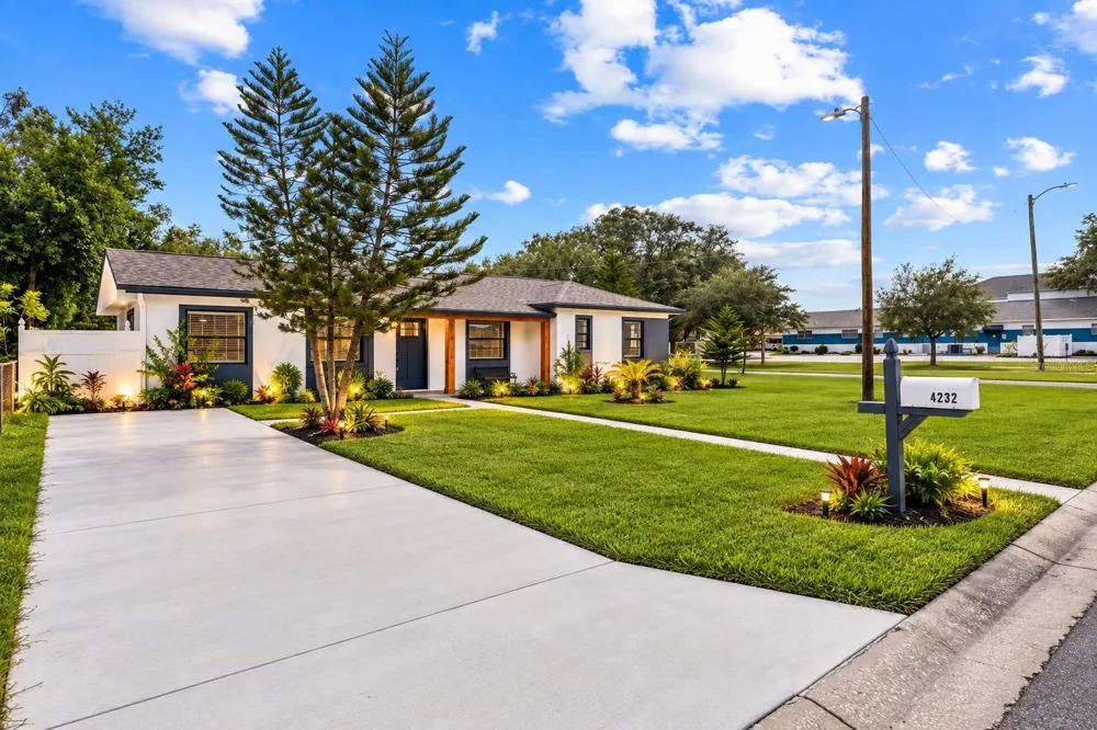 4232 W BAY VIEW AVENUE Tampa, FL 33611