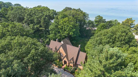 5285 Lakeshore Drive
