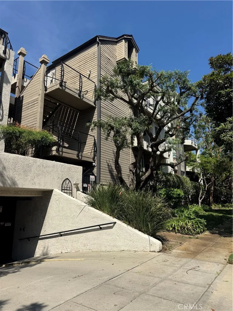 437 E Palm Avenue #207 Burbank, CA 91501