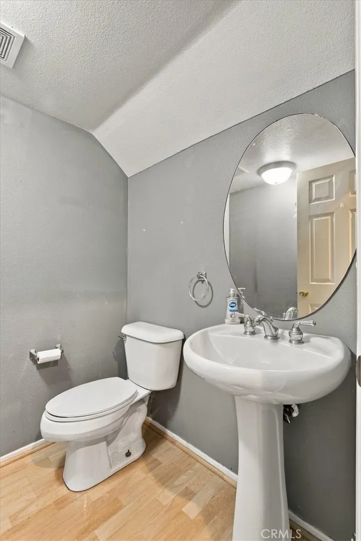 28165 Ashbrook Valencia, CA 91354