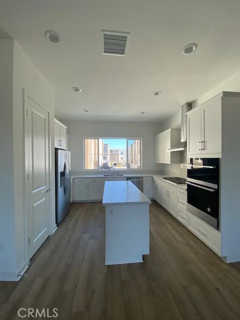 1055 Cadence Irvine, CA 92618