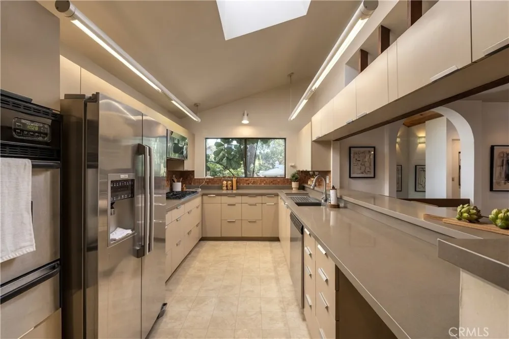 3585 Military Los Angeles, CA 90034