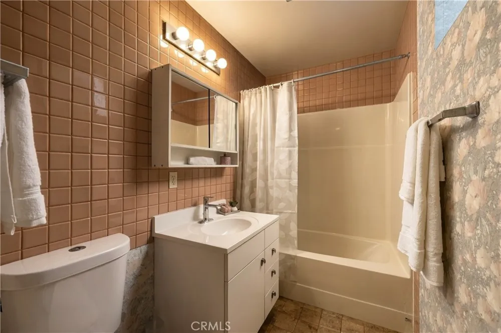 3585 Military Los Angeles, CA 90034