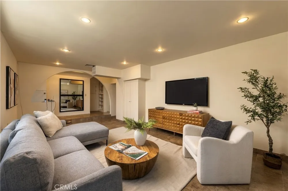 3585 Military Los Angeles, CA 90034