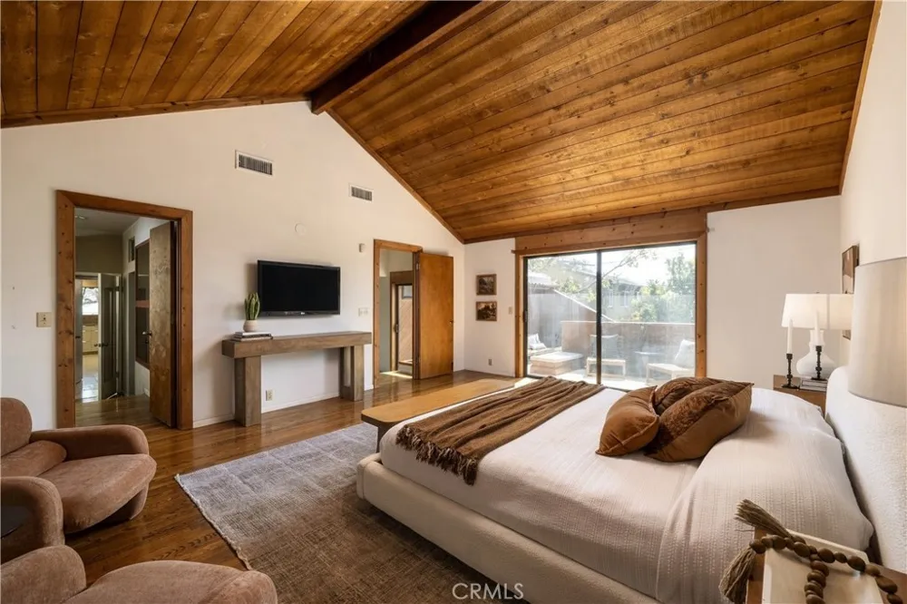 3585 Military Los Angeles, CA 90034