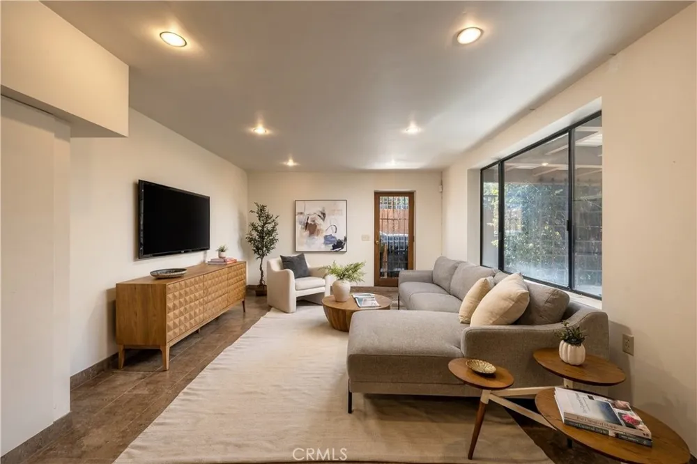 3585 Military Los Angeles, CA 90034