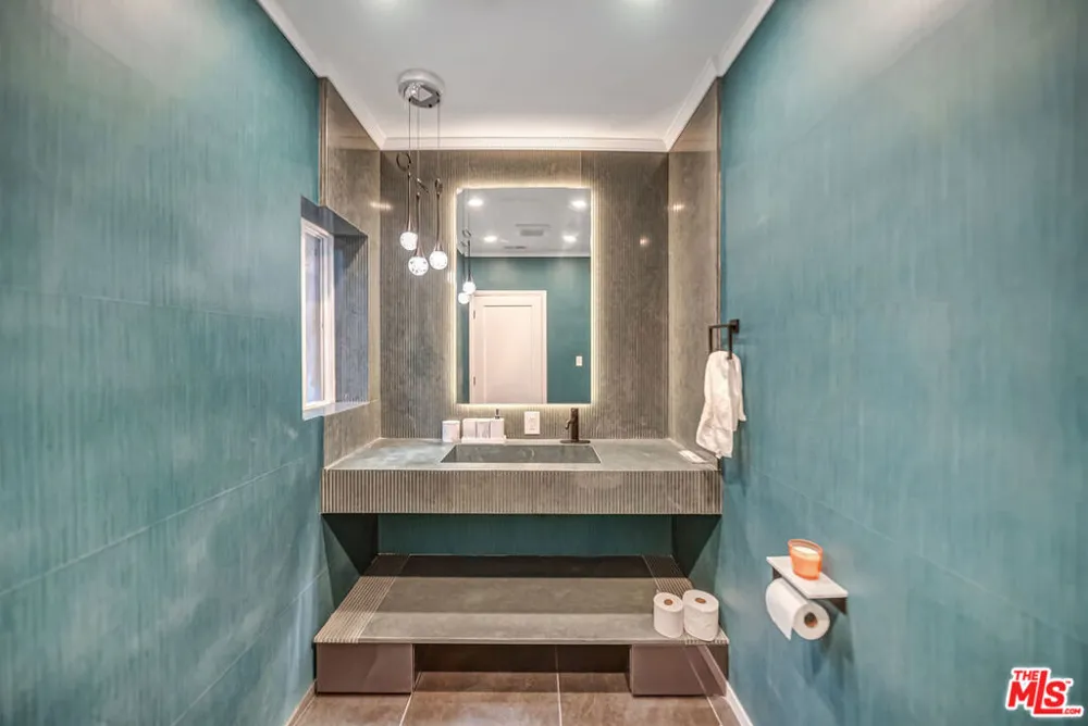 8874 Evanview Drive Los Angeles, CA 90069