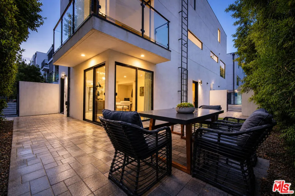 11614 Colfax Meadow Lane Studio City, CA 91604