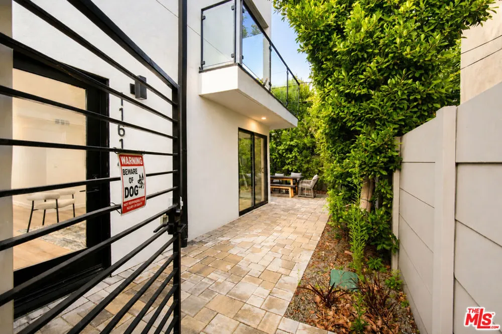11614 Colfax Meadow Lane Studio City, CA 91604