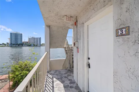 2150 Bay Dr #3