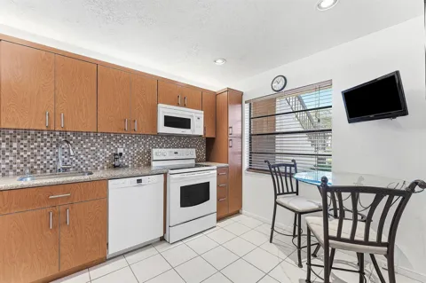 9283 VISTA DEL LAGO #G