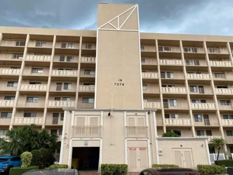 7076 Huntington Lane #805