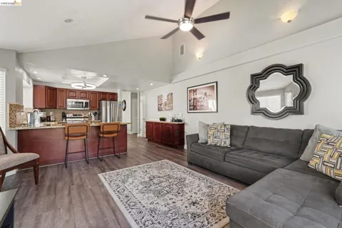 512 Catalina Cir