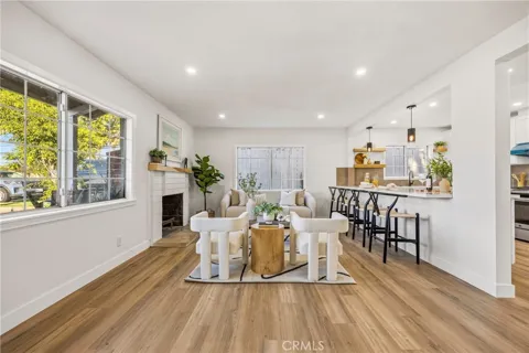 5976 Los Feliz