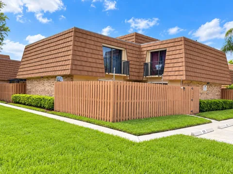 2590 LAKEVIEW COURT