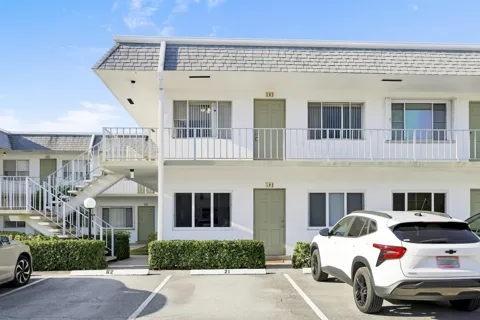 2920 Cynthia Lane #202