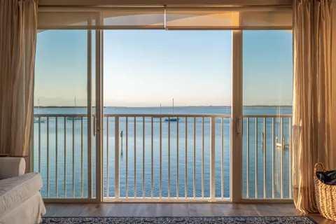 30 HARBOUR ISLE DRIVE W #305