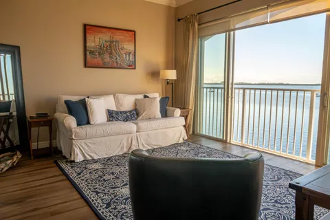 30 HARBOUR ISLE DRIVE W #305