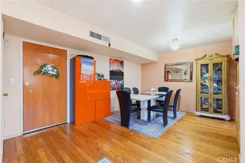 5429 Newcastle #303