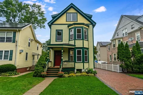 7 Hazelwood Road