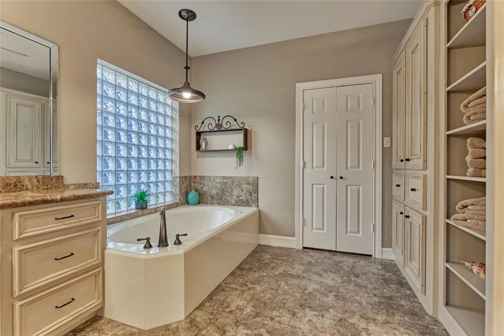 43 Winterhaven Lane Montgomery, TX 77356