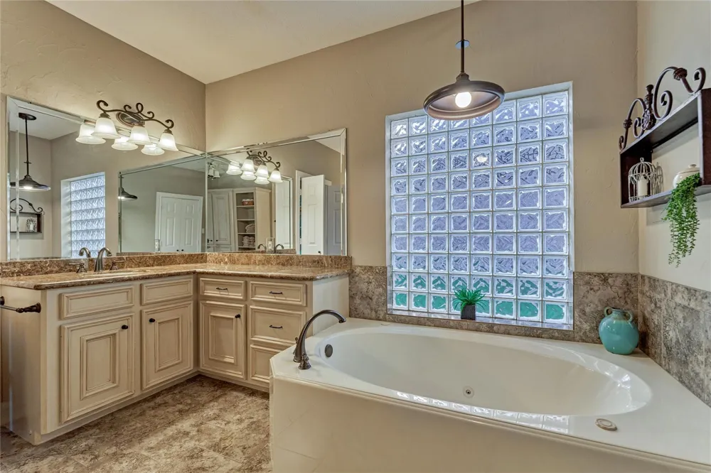 43 Winterhaven Lane Montgomery, TX 77356
