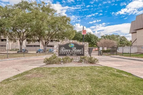 3075 Walnut Bend Lane #23
