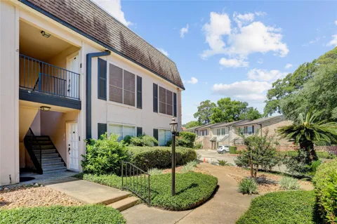 1807 Stoney Brook Drive #204