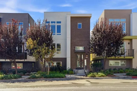 162 Llano De Los Robles Avenue