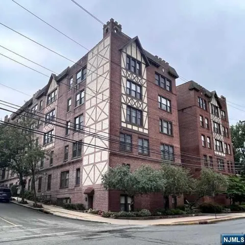 109 Grand Avenue 4G