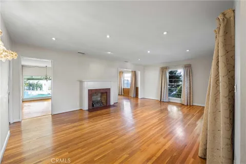 1207 Graynold