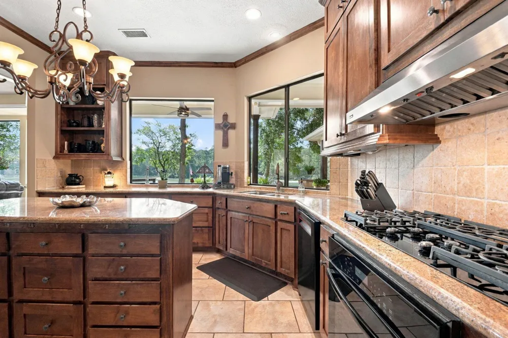 20341 Bay Hill Road Huntsville, TX 77320