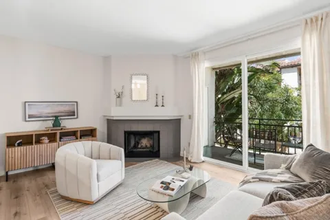 2150 Camino De La Reina #216