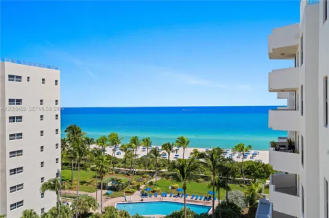 4301 Collins Ave #901