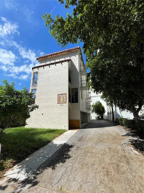 211 Sidonia Ave #4