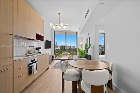 90 NE 32nd #527