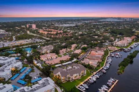 526 OAK HARBOUR DRIVE #526