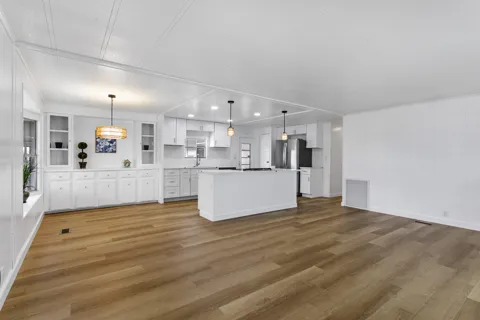 39016 Gayle Bay