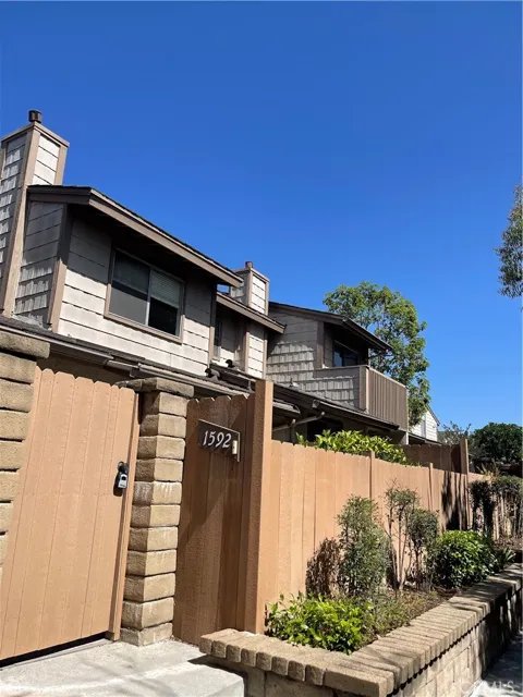 1592 Avenida Selva