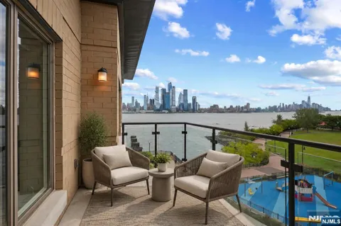 150 Henley Place 404