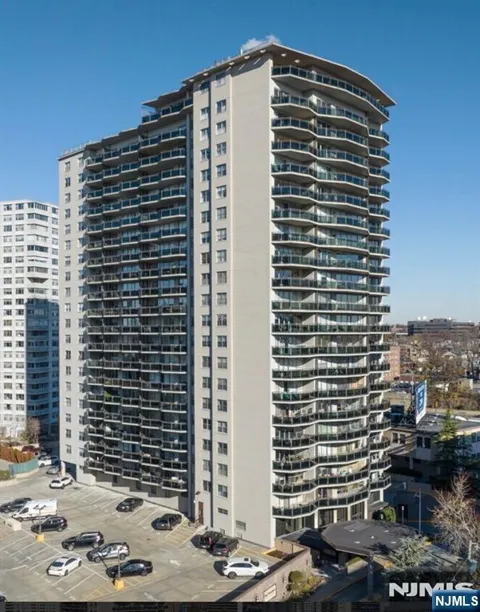 2077 Center Avenue 7J