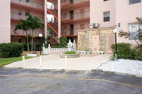 2851 SOMERSET DRIVE #207