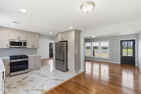 39 Blue Jay Drive