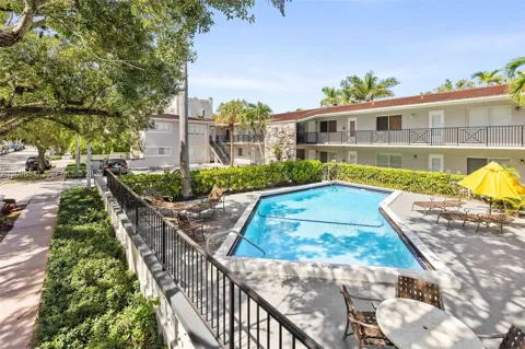 95 Edgewater Dr #201