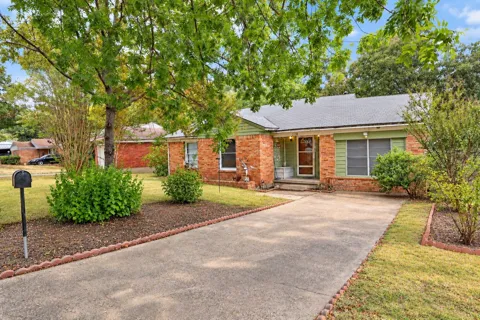 2138 Longwood Lane