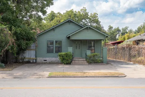 2703 E Cesar Chavez Street