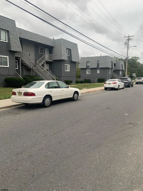 4 W Leeds Ave