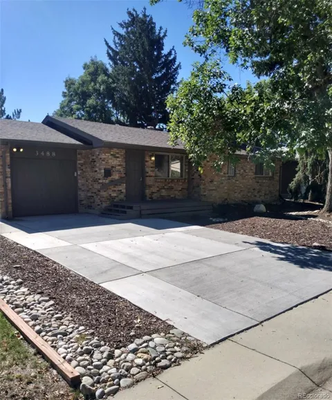 3488 W Alamo Avenue